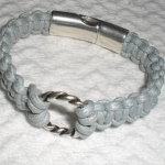 Bracelet pour homme ou femme, en coton tressé gris clair et métal argenté
